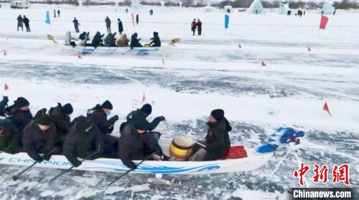 兴凯湖首届冰龙舟比赛开赛 冰面上划龙舟迎龙年